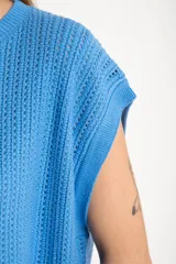 Chaleco sin mangas de tejido de punto color rosado pálido, con textura calada y acabado lurex, corte al cuerpo y cuello redondo.