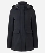 Saco Blue Steel de polivelour gris oscuro con patrón en espina de pez, diseño alargado, capucha, bolsillos delanteros con solapa, cierre frontal y cuello alto.