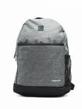 Mochila gris con base negra, un compartimento principal grande con cierre, un compartimento frontal pequeño con cierre y un bolsillo lateral abierto con elástico.