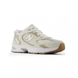 Championes New Balance 530 color crema, con detalles en beige y plateado.