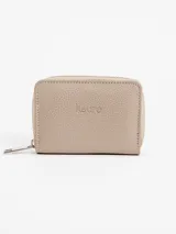 Billetera compacta de cuero plateado, con cierre perimetral y logo grabado en el frente.