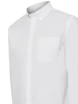 Camisa de vestir de manga larga en color blanco, confeccionada en popelina de algodón con tecnología Travel 360 que aporta elasticidad y tecnología WOR repelente a líquidos. Presenta cuello con botones, cierre frontal abotonado y un bolsillo en el pecho con el logo de la marca bordado al tono.