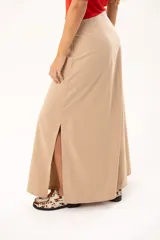 Pollera larga de corte recto con tajo lateral, confeccionada en tela suave con acabado tipo piel de durazno y cierre invisible lateral.