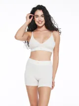 Short de tiro alto con diseño seamless, confeccionado en tejido suave de color beige melange. Presenta una banda elástica en la cintura con detalle de logo pequeño.