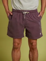 Short de baño color borgoña con cintura elástica ajustable con cordón.