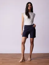 Short azul marino de gabardina elastizada, marca Zac & Rachel. Pretina ancha elastizada y bolsillos delanteros.