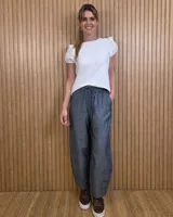 Pantalón de lino gris con corte barrel, cintura elástica con cordón de ajuste y bolsillos laterales.