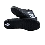 Championes de fútbol Umbro modelo Classico III TF, color negro con detalles en blanco. Diseñados para césped sintético con suela de tapones multiples de goma, capellada sintética con costuras en la puntera y el logo clásico de la marca en el lateral.