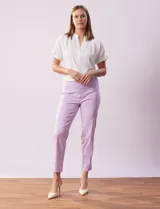 Pantalón verde esmeralda de gabardina elastizada, marca Zac & Rachel, de corte recto con pretina ancha pespunteada y largo al tobillo. Presenta bolsillos simulados.