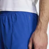 Short de running Adidas Adizero Essentials en color azul, diseñado para alto rendimiento. Confeccionado en tejido plano de poliéster reciclado con tecnología AEROREADY para el control del sudor. Cuenta con ajuste ceñido, cintura elástica con cordón, aberturas laterales para mayor movilidad y calzón interior de malla.
