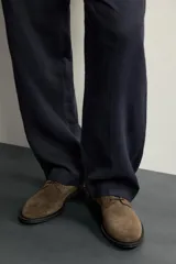 Zapato de cordones tipo derby para hombre, fabricado en piel con acabado en serraje de color azul marino, con horma redonda y suela a contraste.