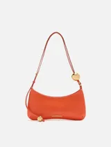 Cartera tipo bandolera Jacquemus Le Bisou Perle de cuero color naranja con efecto avestruz, de silueta curva y correa regulable con esfera metálica dorada. Incorpora el logotipo metálico de la marca en el frente y cierre superior.
