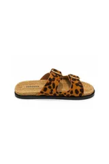 Sandalias Paddock modelo Eteos, con estampado animal print tipo leopardo, dos tiras con hebillas metálicas doradas y suela plana.