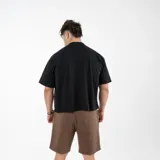 Remera de corte boxy fit, confeccionada en algodón, con diseño de cuello redondo y mangas cortas. Presenta un estampado en serigrafía en la parte posterior.