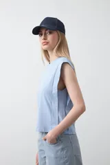 Remera sin mangas negra con hombros marcados y caída recta.