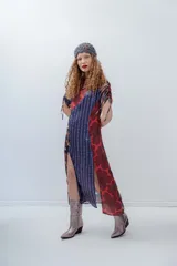 Vestido largo de seda con estampado floral, diseño patchwork con mangas fruncidas y tajos laterales.