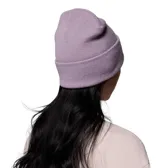 Gorro tipo beanie de punto con puño enrollado, color lila, con parche cuadrado frontal que incluye el logo de la marca.