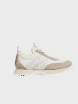 Zapatillas urbanas Moncler modelo Pacey, color blanco y beige, con detalles en amarillo y suela dentada. Presentan el logo de la marca en el lateral.