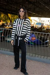 Remera de manga larga con diseño de rayas horizontales y verticales en blanco y negro, con estampado frontal multicolor.