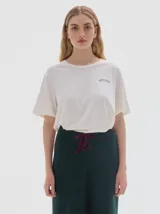 Pantalón tejido de algodón color negro, con franja lateral en contratono y pequeño tajo en el lateral inferior.