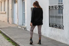 Remerón de corte oversize confeccionado en viscosa con spandex, color negro. Presenta diseño de espalda más larga, tajos laterales y ruedo redondeado.