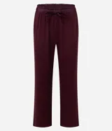 Pijama largo de dos piezas marca Lov, confeccionado en tejido rib de poliéster con elastano. La blusa es de manga larga estilo americano con cuello solapa y cierre frontal de botones. El pantalón es de corte recto con cintura satinada.
