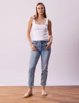 Jean recto de denim azul, marca Royalty.