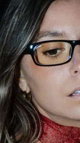 Lentes con montura rectangular negra y filtro transparente para luz azul.