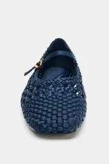 Bailarina plana de color azul marino, confeccionada en cuero trenzado con detalles calados. Presenta una tira con hebilla metálica en el empeine y punta cuadrada.