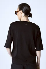 Camiseta marrón de manga corta con cuello redondo.