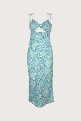 Vestido largo de corte recto con estampado floral y geométrico en tonos celestes y blancos. Presenta escote cruzado con detalle cut-out en el centro, breteles finos ajustables con lazo y diseño sin mangas.