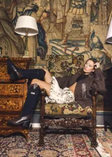 Falda corta tipo balloon, color crema con estampado moteado en tonos oscuros, con cintura marcada y volumen fruncido.