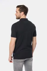 Remera polo azul con cuello en rib y botones personalizados.