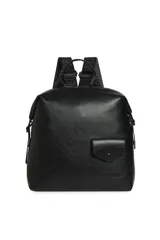 Mochila de cuero sintético negro con un pequeño bolsillo frontal con solapa y broche a presión, cierre principal con doble cursor y tiras de hombro regulables con inscripciones de la marca.