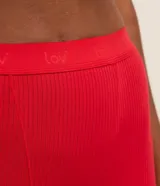 Conjunto de lencería rojo acanalado, compuesto por un corpiño triangular sin aro y un short tipo ciclista de tiro alto.