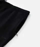 Pantalón deportivo de corte recto en color marrón, con cintura elástica ajustable mediante cordón y bolsillos laterales.