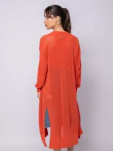 Sacón largo de tejido de punto calado color negro, con mangas largas y aberturas laterales.