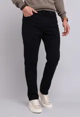Pantalón negro de corte recto, estilo jeans de cinco bolsillos, confeccionado en algodón y elastano.
