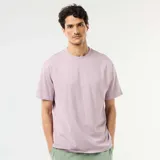 Remera de corte oversize color lila, con cuello redondo y mangas cortas de diseño clásico y cómodo.
