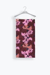 Pareo con estampado floral en tonos rosados, bordó y azul oscuro.