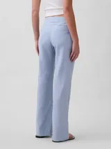 Pantalón de tiro bajo color blanco, de corte recto y holgado.