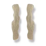 Par de aros colgantes de acrílico celeste con forma ondulada.