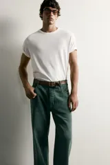 Jeans relaxed fit de algodón color verde oscuro, de tiro medio y pernera recta con raya de planchado. Cuenta con diseño de cinco bolsillos y cierre frontal con cremallera y botón.