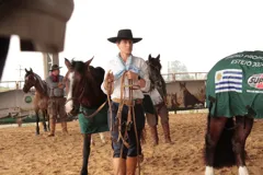 Bombacha de campo de gabardina azul con costuras reforzadas en color blanco, diseño tradicional con ajuste en la cintura.