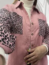 Sobrecamisa rosada de pana con cierre de botones, bolsillos frontales y mangas largas con estampado animal print.