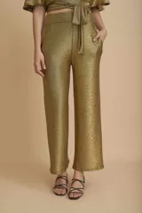 Pantalón palazzo dorado metalizado con lazo en la cintura.