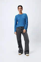 Jean recto de tiro bajo, confeccionado en denim con efecto degradado de color y terminaciones deshilachadas.