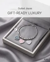Pulsera de cadena de acero con eslabones tipo bolita y tres dijes colgantes en forma de corazón con esmalte en colores pastel: rosado, blanco y turquesa.