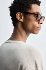 Jersey de cáñamo color negro, de corte regular fit, cuello redondo y manga larga. Los acabados son en rib.