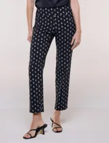 Pantalón elastizado de tiro alto estilo pull-on, marca Zac & Rachel. Modelo de corte cigarrete de silueta ajustada con diseño a rayas en color blanco y azul. Pretina ancha elastizada sin cierres ni botones, con diseño de línea limpia sin bolsillos.
